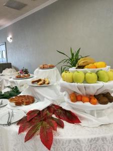 斯卡莱阿圣塔卡特林纳乡村俱乐部酒店的一张桌子上放着许多盘子的食物