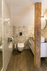 Rubene马塞思阿纳西斯宾馆的一间带卫生间和水槽的浴室