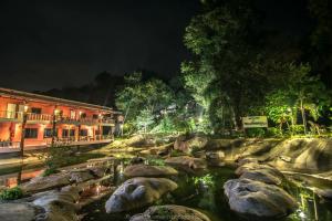 Phayayen巴耶延的言旅馆的池塘里岩石的夜间酒店