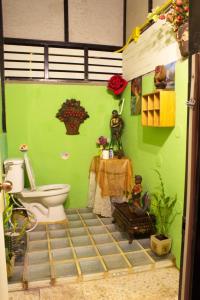 Phayayen巴耶延的言旅馆的一间带卫生间和绿色墙壁的浴室