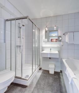 温特斯韦克弗莱彻酒店 - 佛瑞科斯霍夫餐厅的带淋浴、卫生间和盥洗盆的浴室