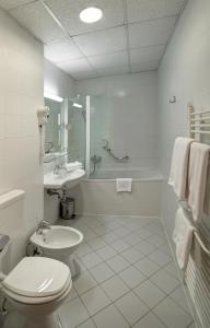 罗加斯卡斯拉提纳Grand Hotel Rogaška Premium的浴室配有卫生间、盥洗盆和浴缸。