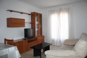 菲格拉斯Barceloneta UPartments的客厅配有白色沙发和电视