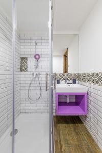 莫劳豪洛姆Artkazal的浴室配有紫色水槽和淋浴