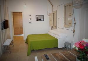 巴里祖贝塔16号住宿加早餐旅馆的小房间设有绿色的床和水槽