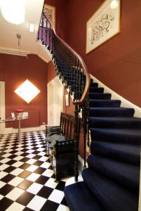 爱丁堡南边宾馆的楼梯,位于一个有 ⁇ 形地板的房间
