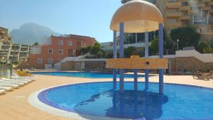 阿德耶Apartamentos ORLANDO en Costa Adeje的游泳池中间设有喷泉