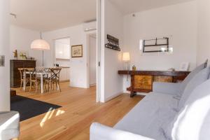 里斯本古尔本基安花园公寓的客厅配有沙发和桌子