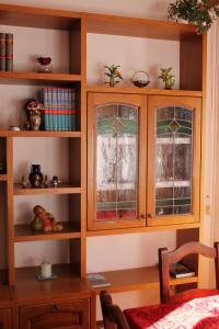 贝卢诺Patrick's House的客房设有2个彩色玻璃窗和桌子