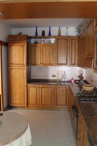 贝卢诺Patrick's House的厨房配有木制橱柜和台面