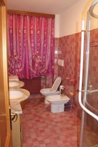 贝卢诺Patrick's House的一间带三个水槽和两个卫生间的浴室
