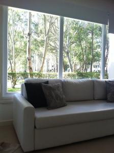 埃斯特角城Departamento Green Park的配有大窗户的客房内的白色沙发