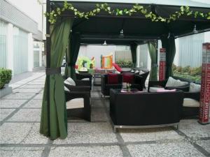 沙拉迪加彭多克鲁奥萨玛旅馆的露台凉亭配有沙发和椅子