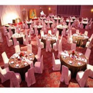 Echizen武生皇冠山酒店的宴会厅配有桌子、白色椅子和桌子。