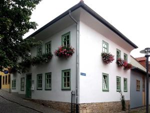 阿恩施塔特Ferienwohnung Wenzlaff的白色的建筑,窗户上摆放着鲜花