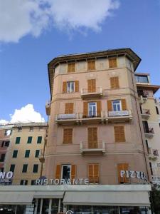 拉帕洛Albergo Bandoni的一座高大的棕褐色建筑,其一侧设有窗户