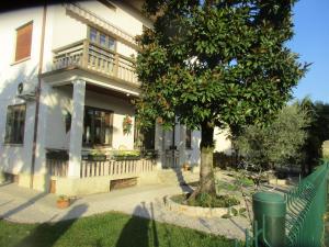 萨奇莱CASA ROMAN ITALIA, Center Sacile的前面有一棵树的白色房子