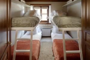 巴奎伊拉-贝莱特Val de Ruda Luxe 34 by FeelFree Rentals的带窗户的客房内的两张双层床