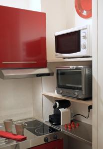 巴黎圣赫尔蒙巴克公寓的带微波炉和炉灶的小厨房