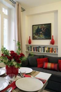 巴黎圣赫尔蒙巴克公寓的客厅配有沙发和带盘子的桌子