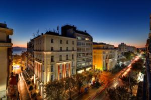塞萨洛尼基Colors Urban Hotel Thessaloniki的夜幕,建筑和街灯