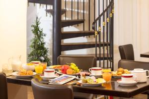 巴黎巴黎帝国酒店的早餐桌,包括早餐食品和橙汁