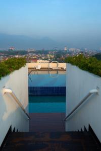 Ascent Hotel & Cafe Malang内部或周边的泳池