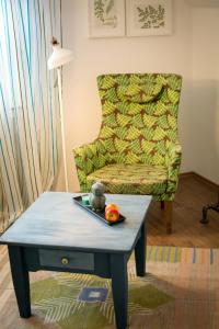 巴特萨尔茨乌夫伦Eulennest-OWL的客厅配有咖啡桌和椅子
