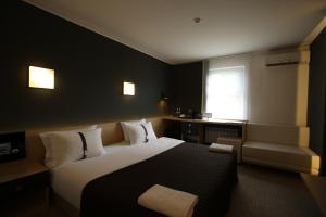 比什凯克比什凯克弗图罗酒店的酒店客房设有床和窗户。