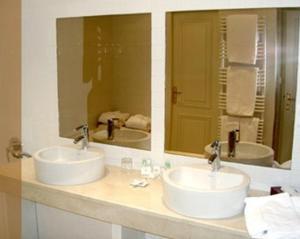 比利牛斯酒店的一间浴室