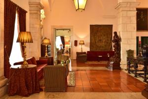 埃斯特雷莫斯埃斯特雷莫斯城堡酒店的客厅配有沙发和桌子