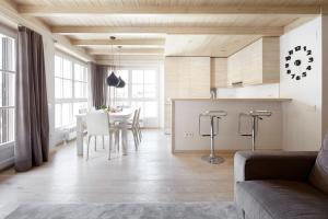 巴奎伊拉-贝莱特Val de Ruda Luxe 32 by FeelFree Rentals的厨房以及带桌椅的起居室。