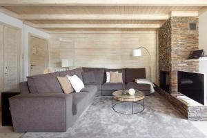 巴奎伊拉-贝莱特Val de Ruda Luxe 32 by FeelFree Rentals的客厅设有灰色的沙发和壁炉