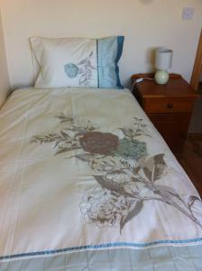 基尔莫尔码头Kilmore Quay Castleview 1 - 5 Bedroom House的床上有鲜花的毯子