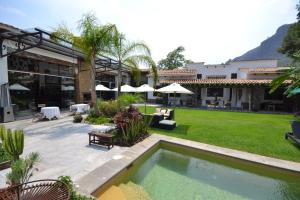 迪坡斯特兰鲁斯提卡SPA精品酒店 的一个带游泳池和大楼的庭院