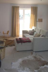 扎科帕内多罗塔别墅的客厅配有沙发和桌子