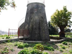 波尔图佩德拉伊比利亚酒店的一个带栅栏的场地上的灯塔