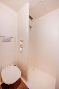 悉尼圣彼得宜必思快捷酒店的白色的浴室设有卫生间和淋浴。