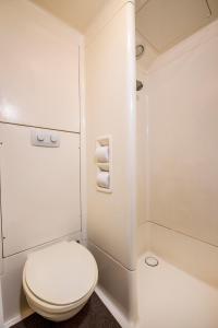墨尔本福克纳宜必思快捷酒店的白色的浴室设有卫生间和淋浴。