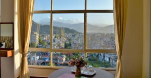 博卡拉Hotel City Inn - Mountain View的享有城市美景的大窗户