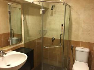 哥打京那巴鲁林达斯广场酒店的带淋浴、卫生间和盥洗盆的浴室