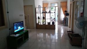 塞尔蓬塞尔蓬民宿的客厅配有平面电视和电视架