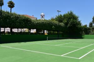 贝雅修道院贝雅佩斯塔纳酒店&度假村的网球场和网球拍