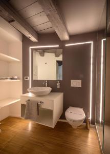 特伦托特伦托戈利斯科尔西住宿加早餐旅馆的一间带水槽、卫生间和镜子的浴室