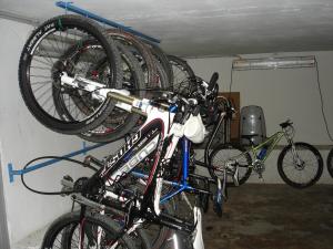 托尔博莱Albergo Al Caminetto的一堆自行车挂在墙上