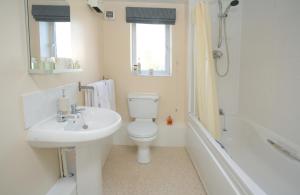 布里斯托Orchard Gate Apartments from Your Stay Bristol的浴室配有卫生间、盥洗盆和浴缸。