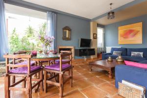 桑卢卡尔-德巴拉梅达Majestuosa Villa的客厅配有桌子和蓝色沙发