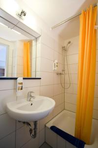 柏林彻斯特罗夫特酒店的一间带水槽和淋浴的浴室