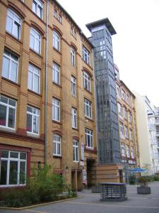 柏林彻斯特罗夫特酒店的一座高大的砖砌建筑,旁边是一座玻璃塔