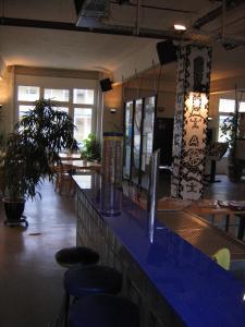 柏林彻斯特罗夫特酒店的餐厅设有酒吧,配有凳子和桌子
